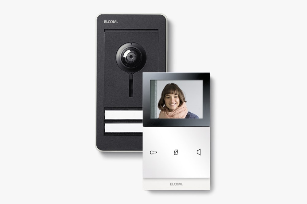 Video-Türsprechanlage mit Türklingelkamera und Innenmonitor, der eine lächelnde Person anzeigt