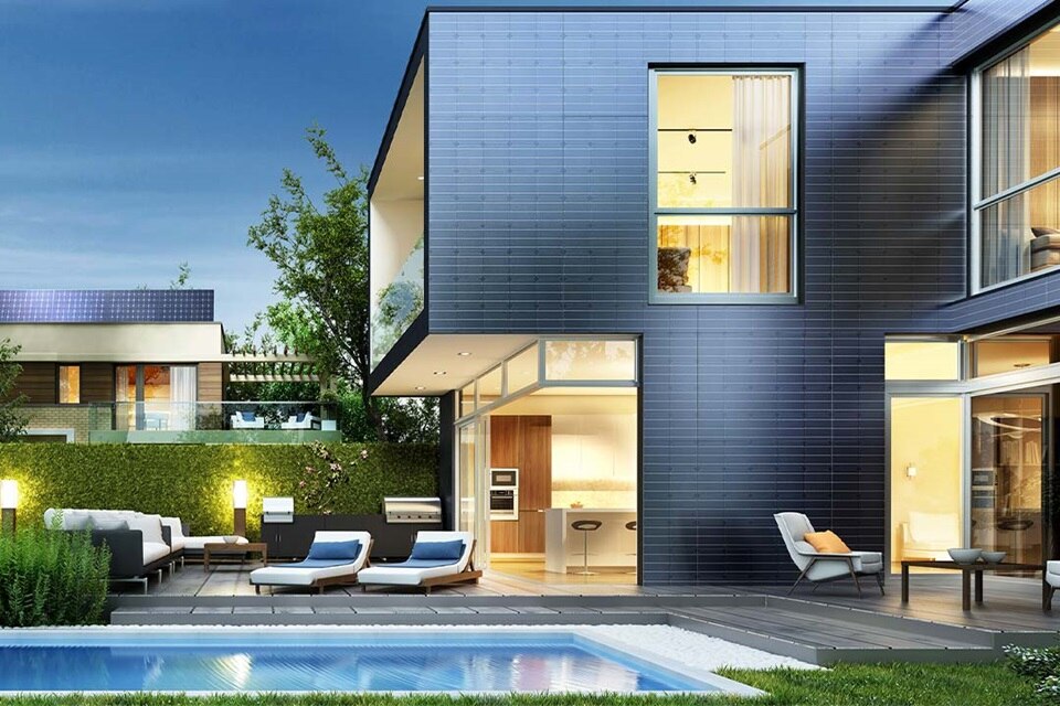 Modernes Haus mit Solarmodulen, Außenbeleuchtung und Pool in der Abenddämmerung
