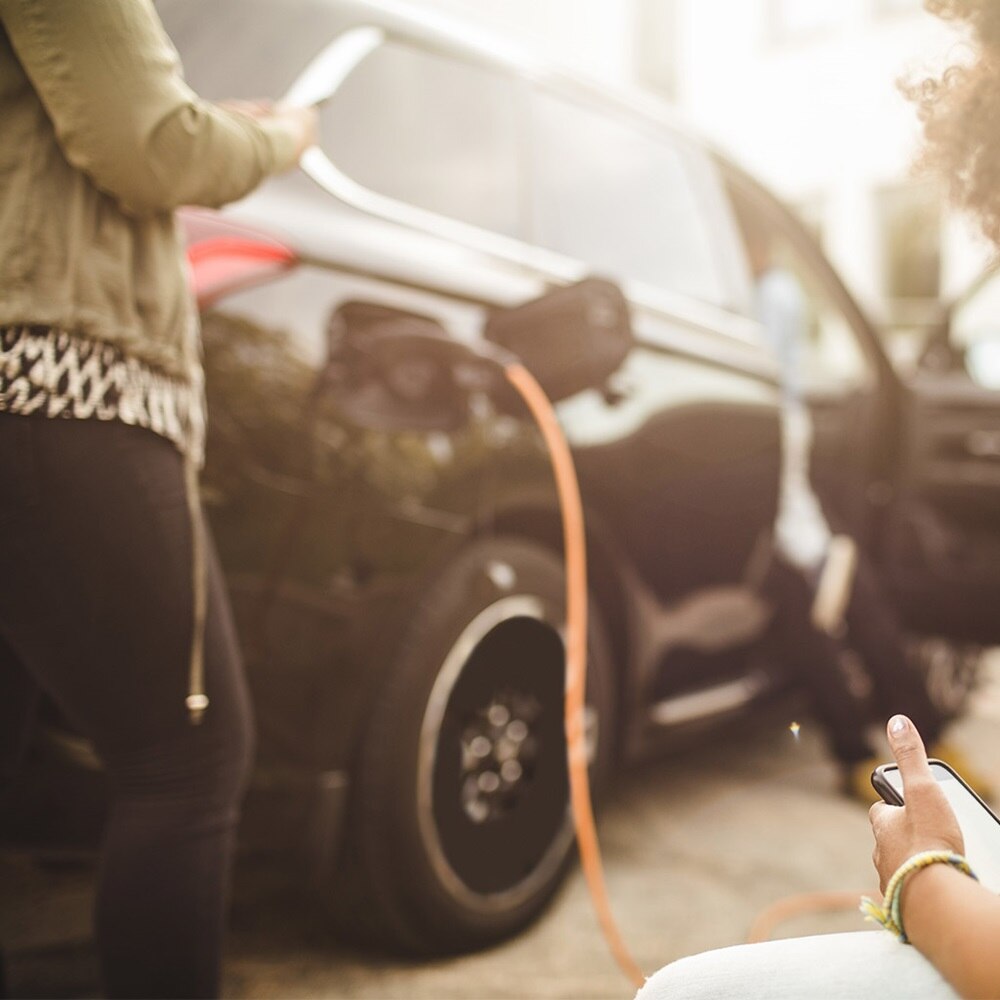 Ein Elektroauto hängt an einer Ladestation