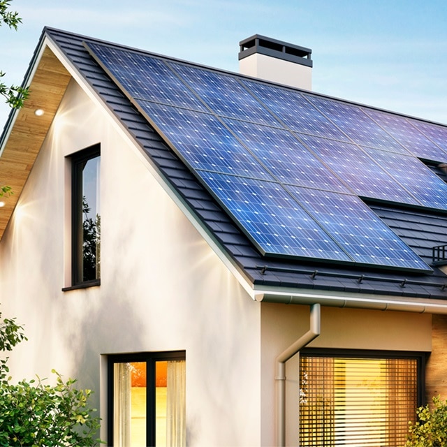Modernes Haus mit Solarmodulen auf dem Dach für nachhaltige Energie