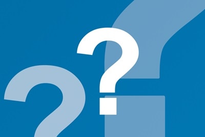 Grafische Darstellung von Fragezeichen auf blauem Hintergrund