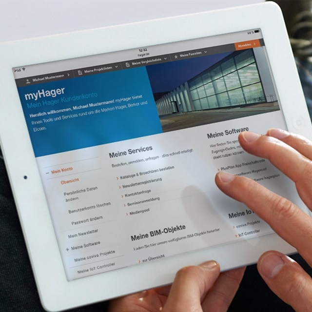 Person benutzt ein Tablet, das die 'myHager' Kundenkontoseite mit Serviceoptionen anzeigt