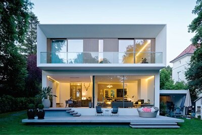 Außenansicht einer modernen Villa.