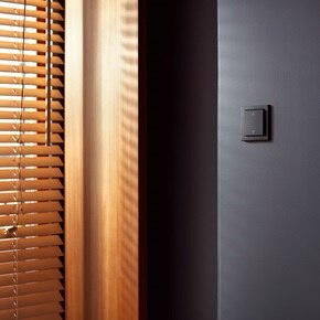 Ein Zimmer mit Jalousiensteuerung in anthrazit.