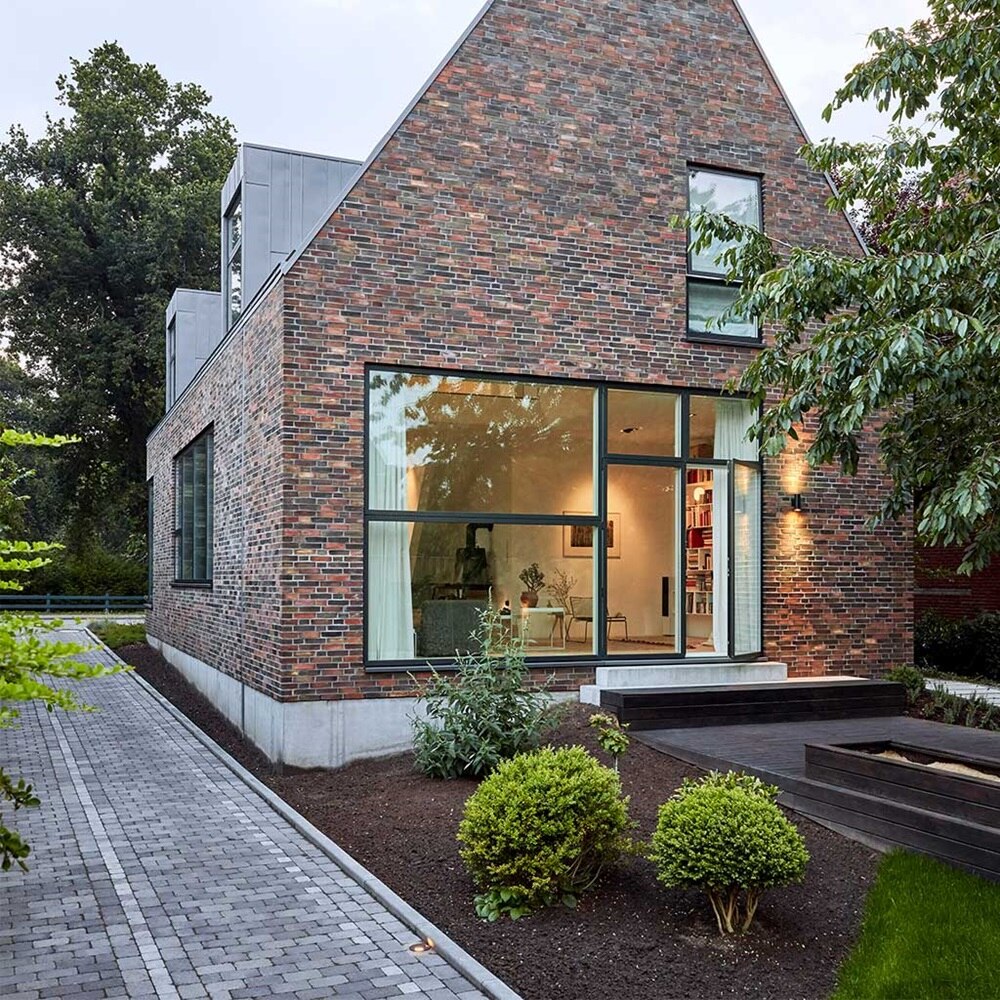 Modernes Einfamilienhaus mit Holzterrasse