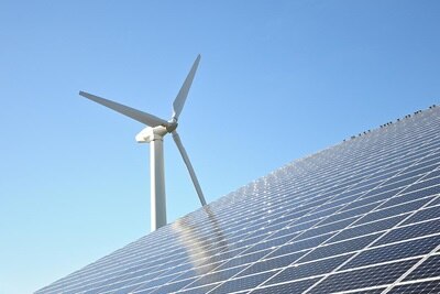 Solarpanels und Windkraftanlage.