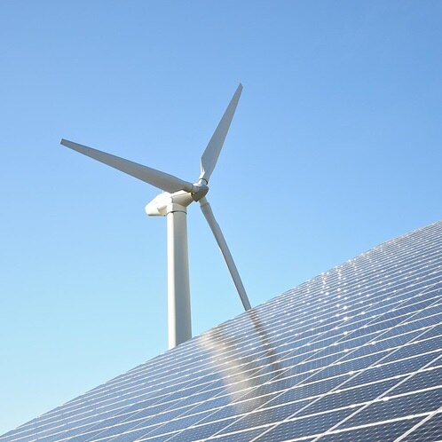 Solarpanels und Windkraftanlage.