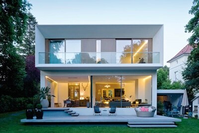 Außenansicht einer modernen Villa.