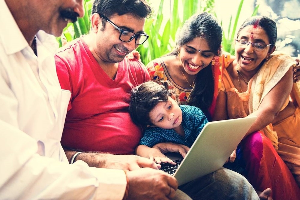 Indische Familie sitzt beisammen