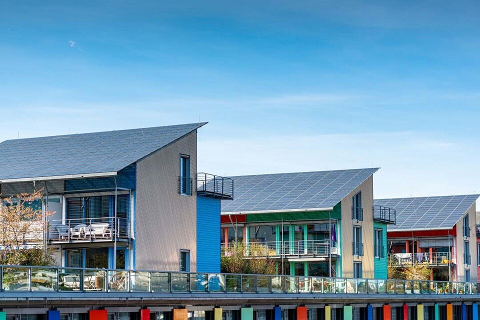 Blick über die Freiburger Solarsiedlung Sonnenschiff