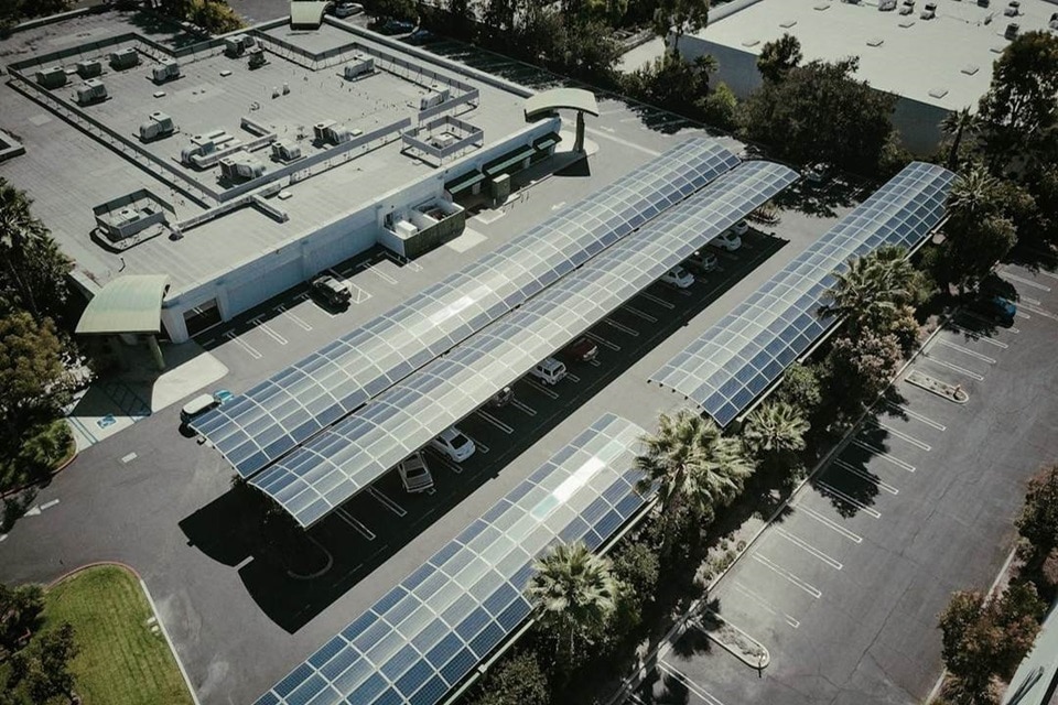 solarpaneele auf einem industriegelände