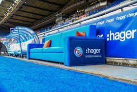 Hager Group Blaues Sofa in einem Stadium mit Hager-Logo