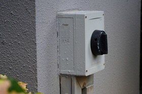 Hager Außensteckdose an grauer Wand