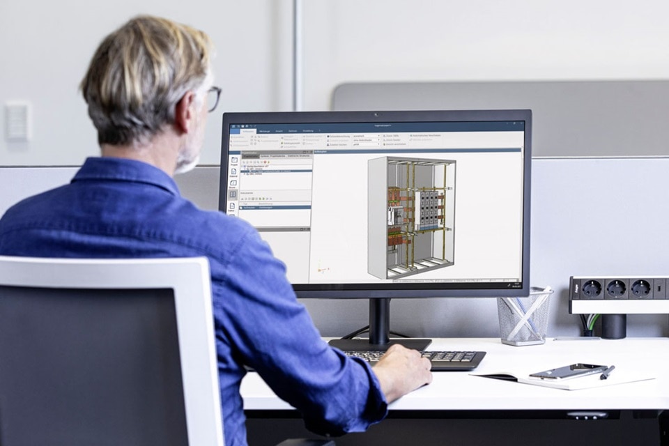Mann arbeitet mit HagerCad