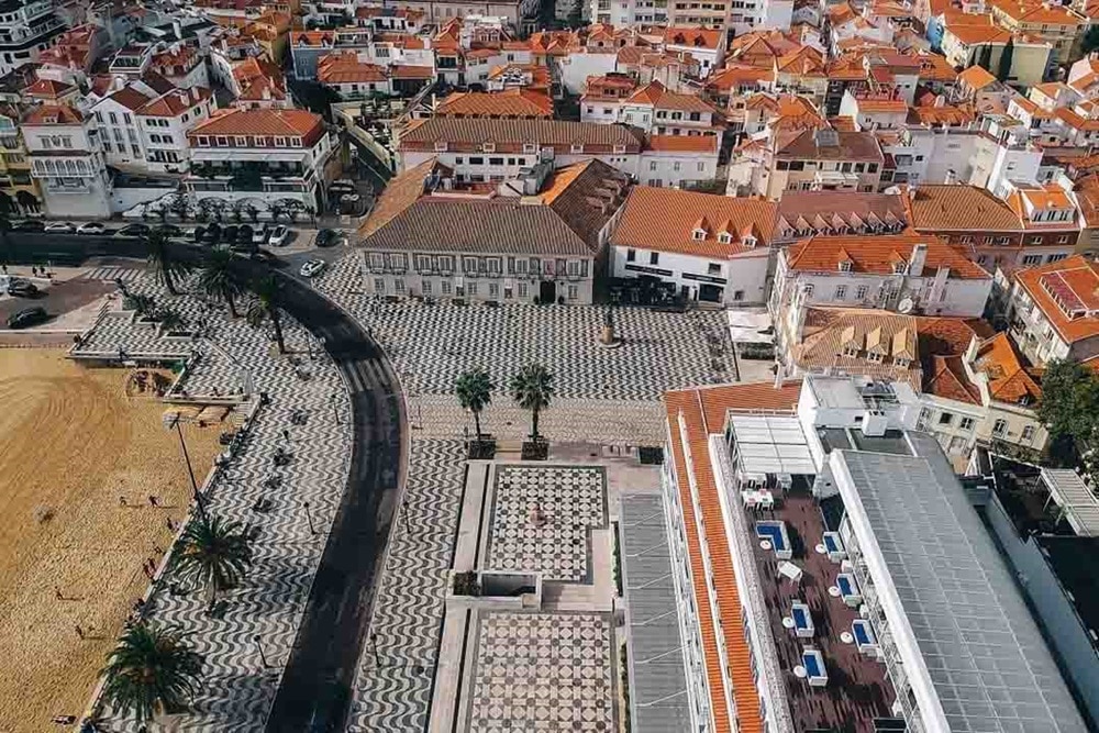 City view of the 5th of October Square in Cascais