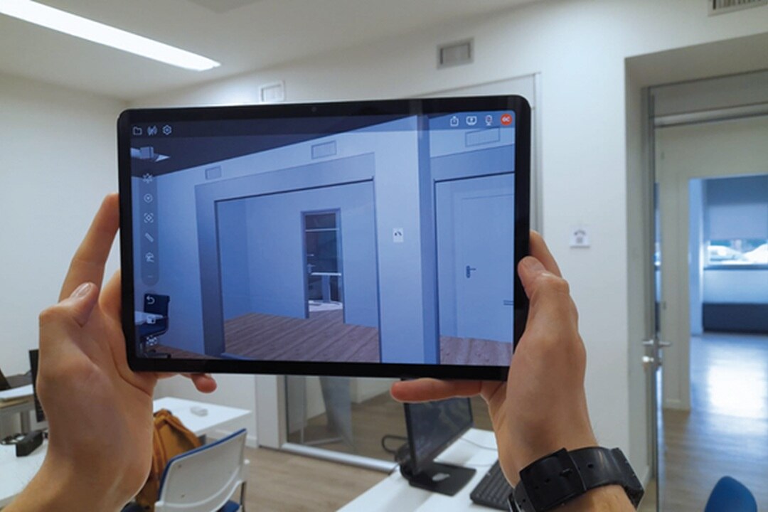 A person uses augmented reality to assess the status of a project through BIM. 2