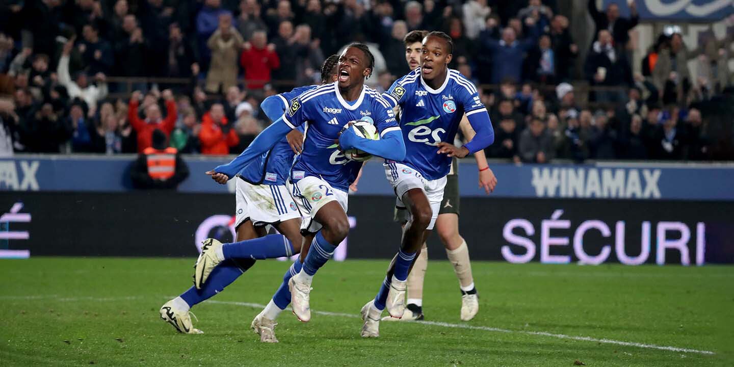 RCSA vs. PSG football player play on the field