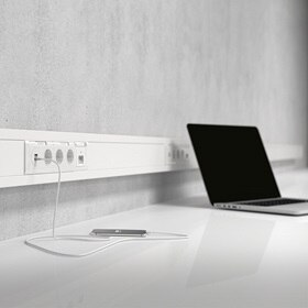 usb-brosch-titel-quer03-handy-geladen_squ