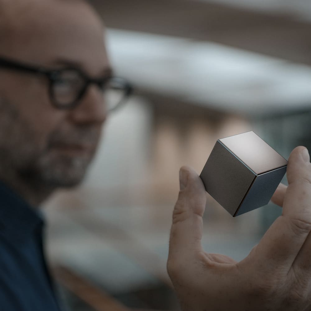 Erwin van Handenhoven holding a cube