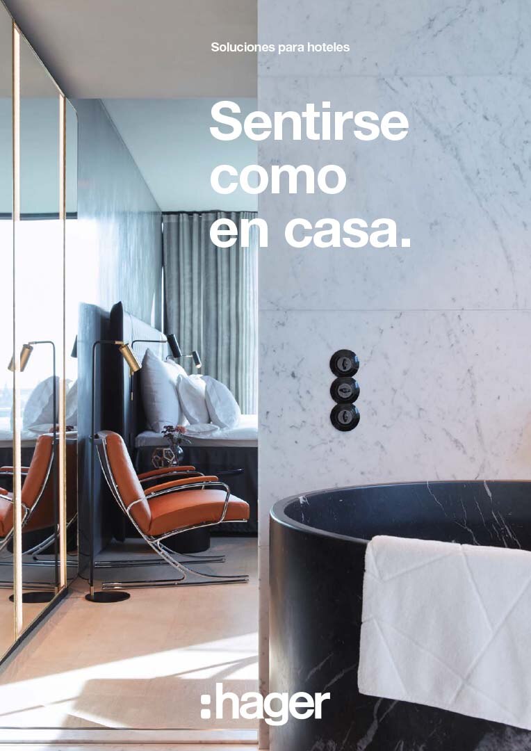 Material promocional de soluciones para hoteles de Hager mostrando una habitación moderna con mobiliario elegante y enchufes eléctricos negros sobre pared de mármol.