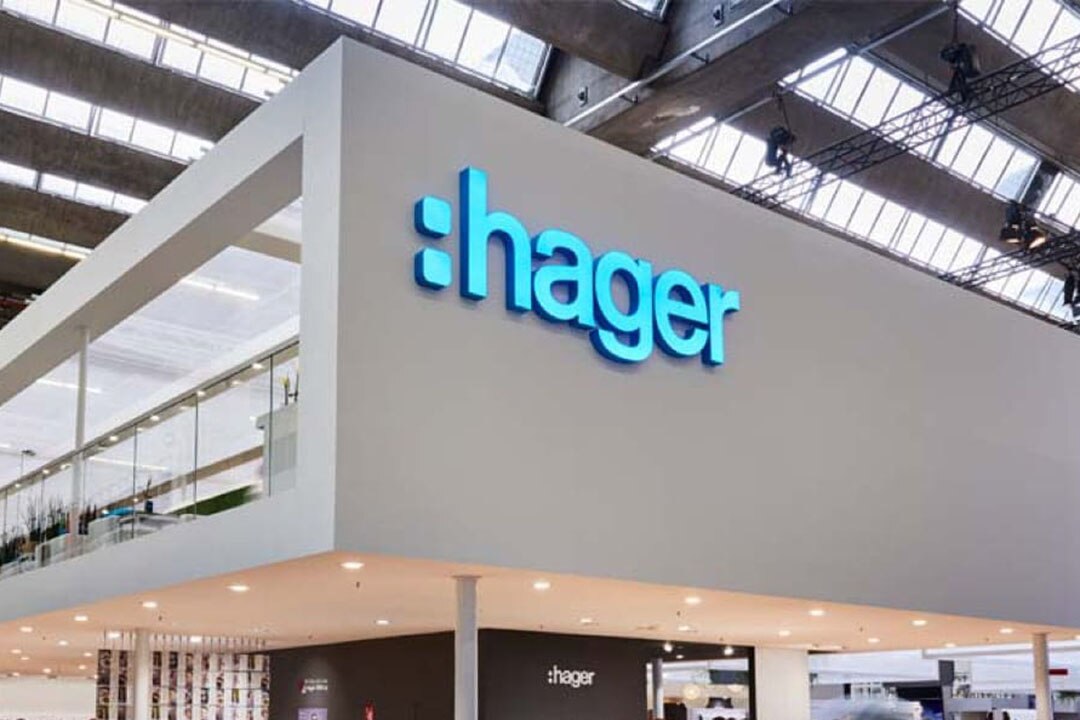 Logotipo de la marca Hager en el fondo de un stand de exposición blanco