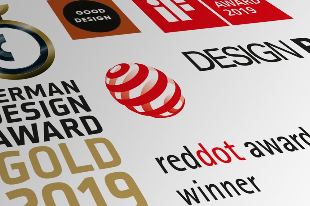 Logotipos de diversos premios de diseño incluyendo el German Design Award y el Red Dot Award