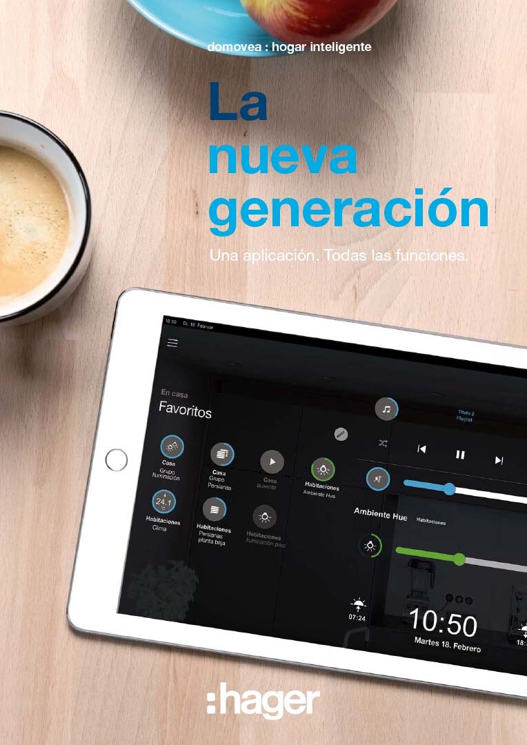 Publicidad del sistema de automatización del hogar de Hager mostrando una tableta con la interfaz de la aplicación domovea y una taza de café sobre una superficie de madera