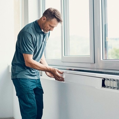 homme installant une goulotte