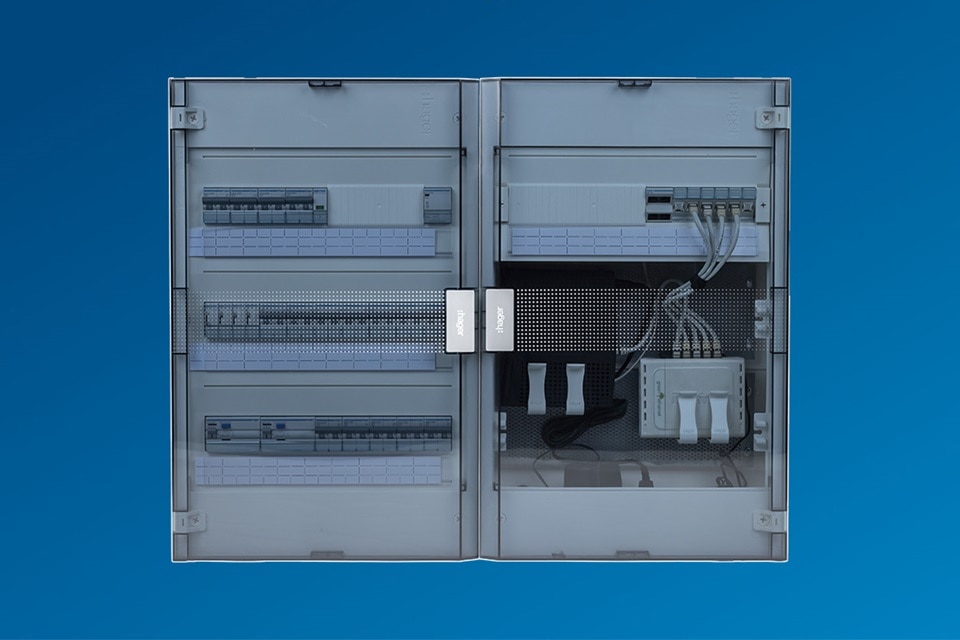 coffret de distribution vega équipé de disjoncteurs et associé avec un coffret multimédia