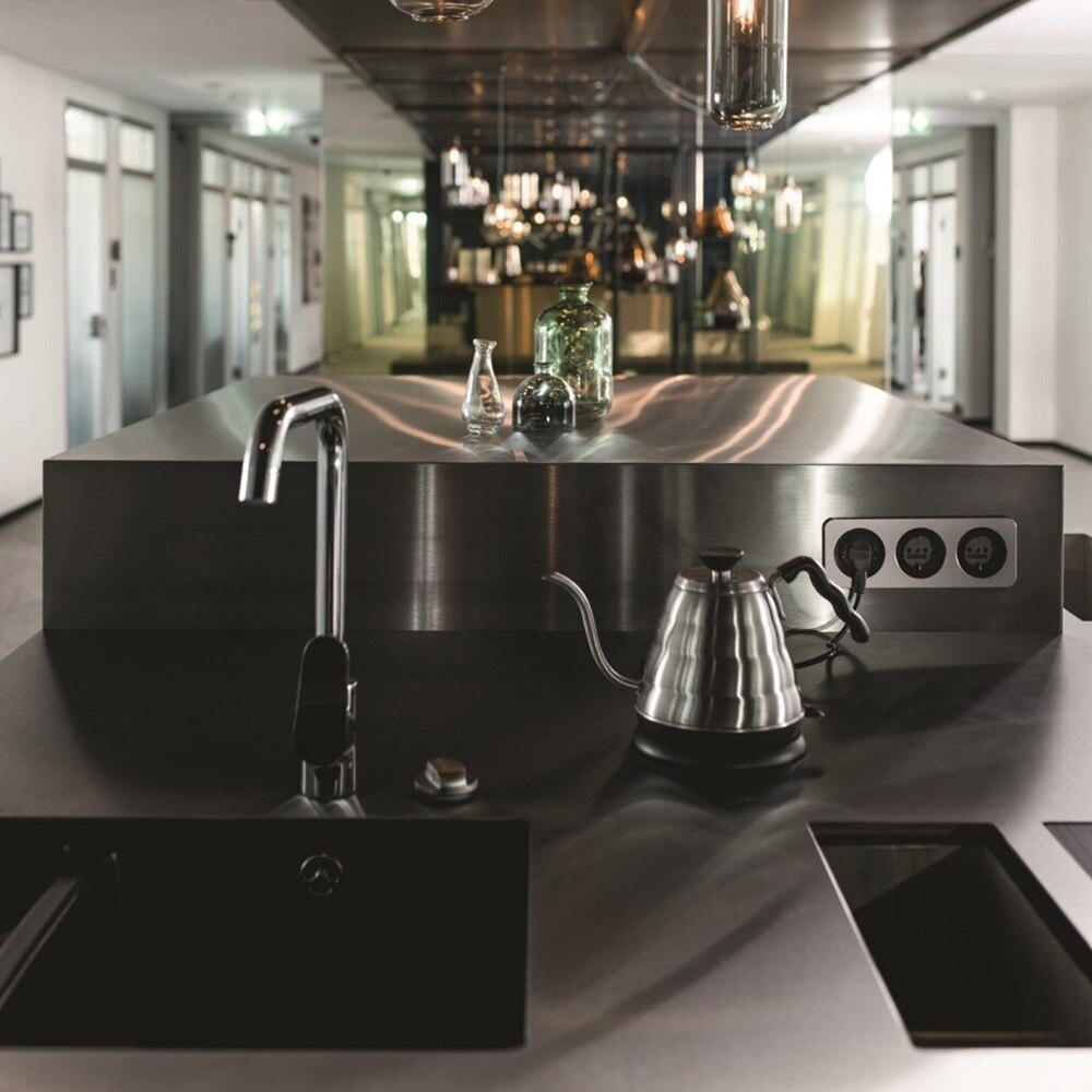 interrupteurs en noir dans une cuisine