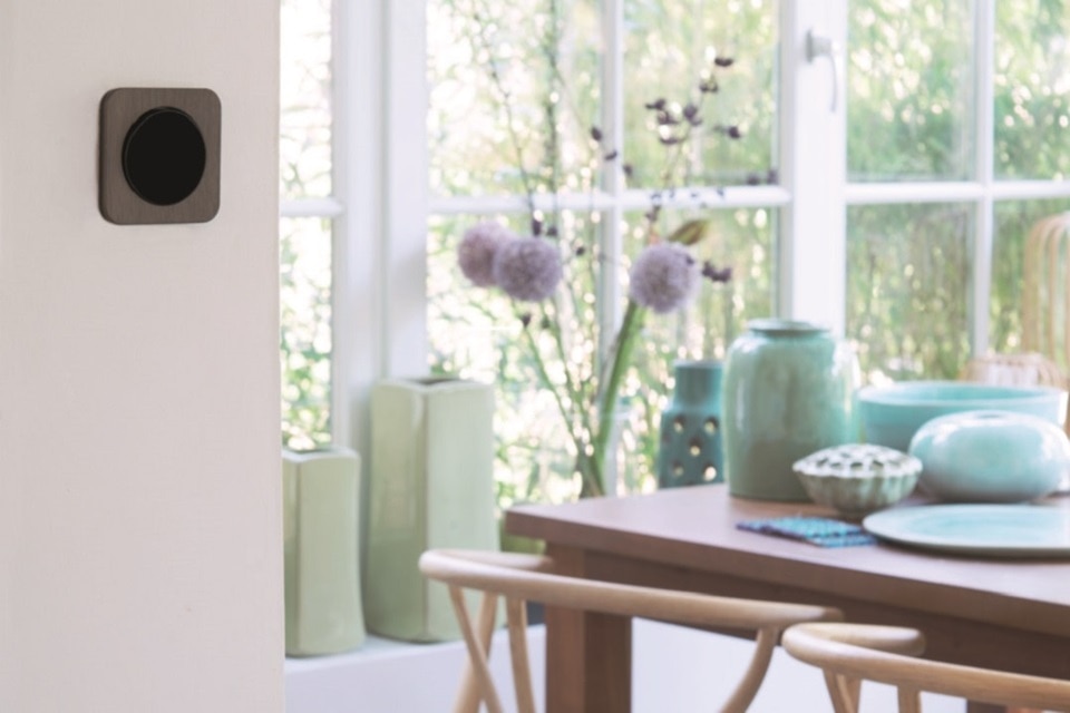 Interrupteur rond noir dans salle à manger