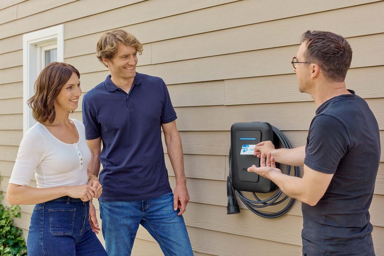 un homme montre comment fonctionne la borne de recharge avec une carte RFID