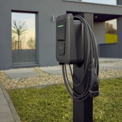 borne de recharge devant une maison