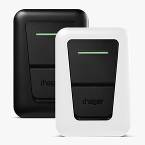 une borne de recharge avec capot blanc et une borne avec capot noir