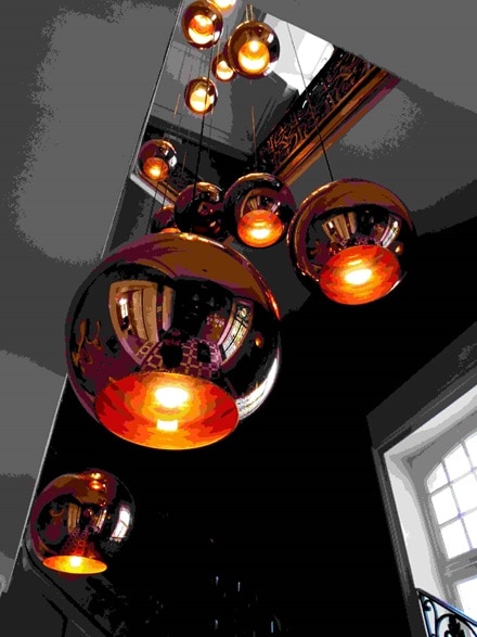 l'éclairage avec de grands luminaires suspendus