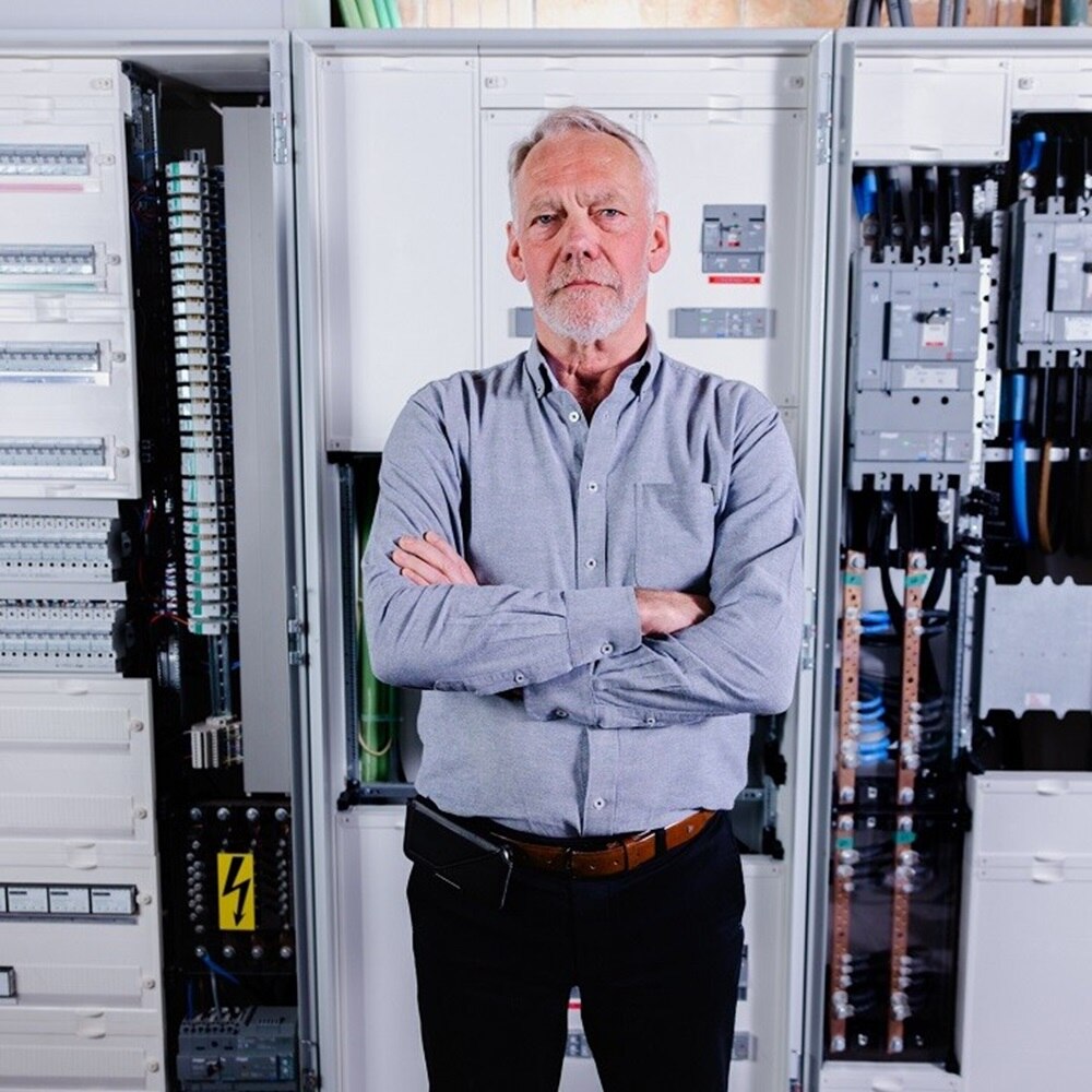Peter Vermeulen devant une armoire de distribution univers