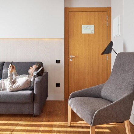 Fauteuil et chaise dans une chambre d’hôtel du Sorli Emocions à Barcelone.
