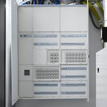 une armoire de distribution électrique univers de Hager