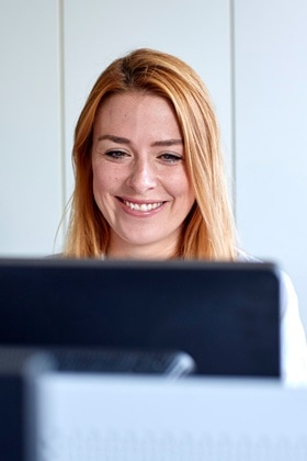 Femme travaillant sur PC