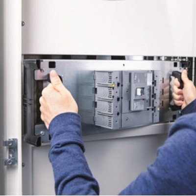 persoon haalt hoofdautomaat uit de elektrische verdeelkast