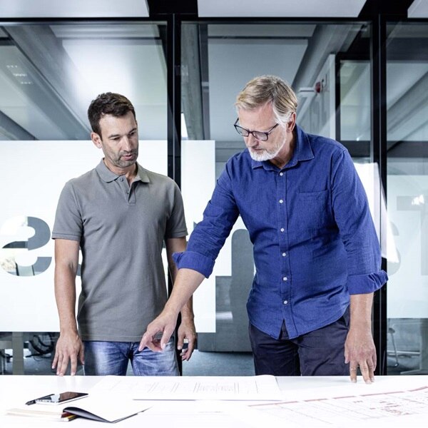 Hommes en discussion sur un projet