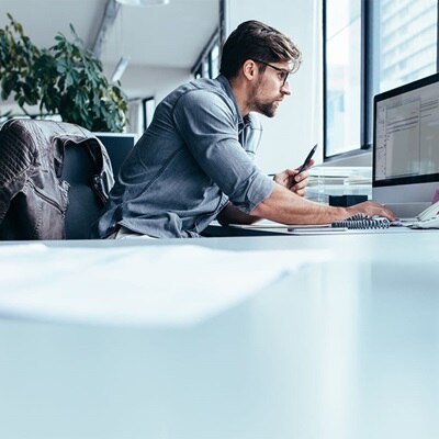 homme travaillant à un bureau