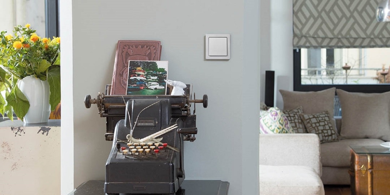 vieille machine à écrire dans le salon avec interrupteur blanc contre le mur