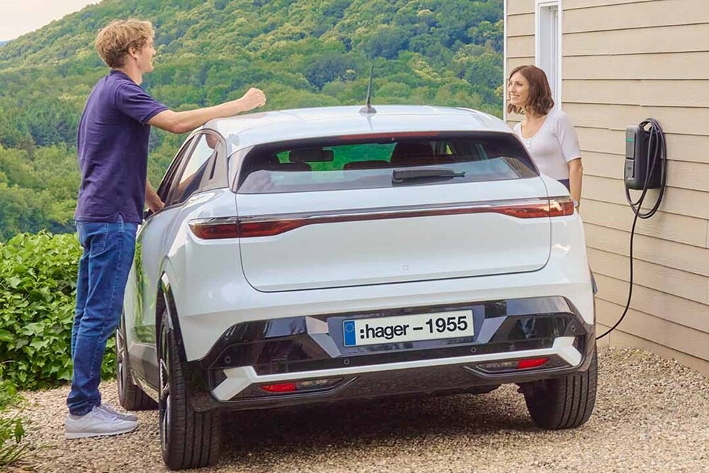 recharge de voiture avec une borne de recharge witty