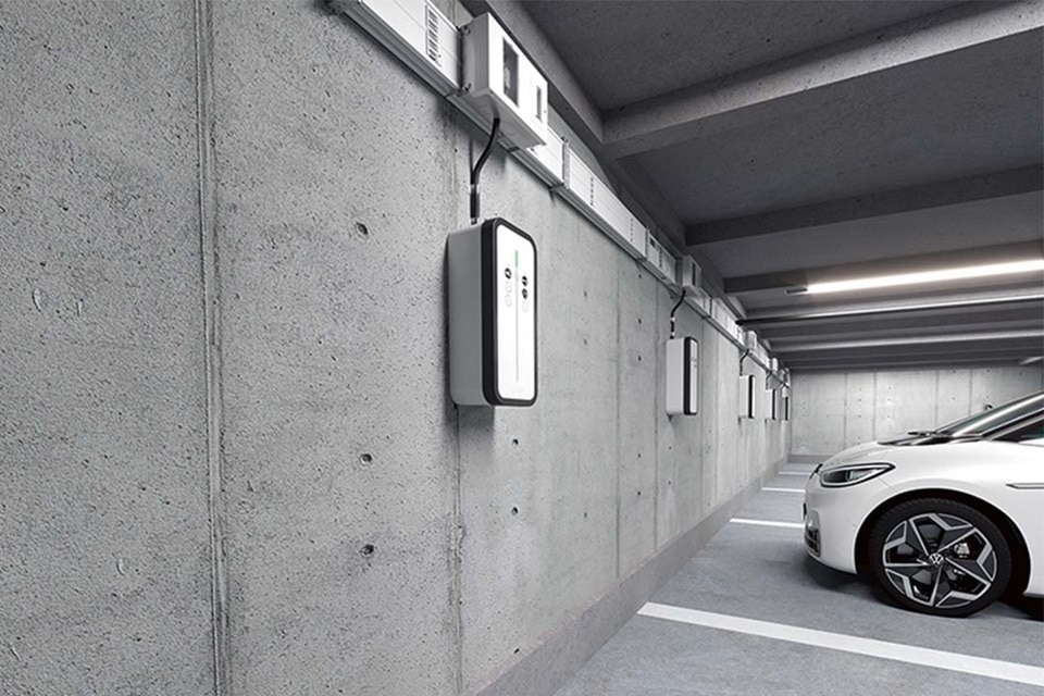 borne de recharge dans un parking avec voiture