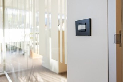 gallery KNX interrupteurs noir dans bureau Hager