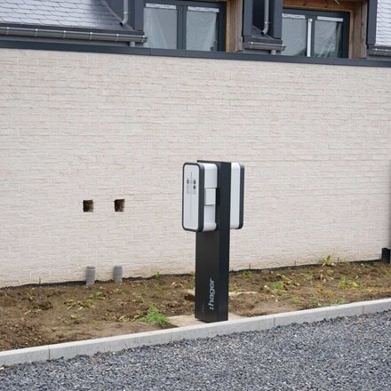 bornes de recharge witty share dos à dos sur parking