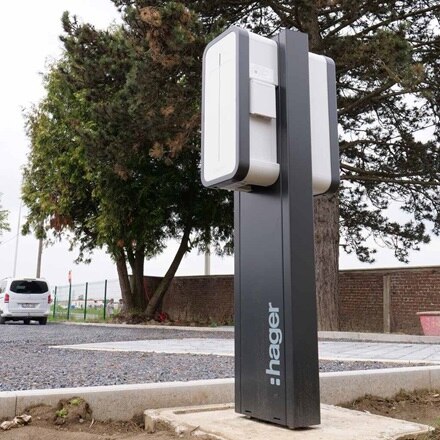 bornes de recharge witty share dos à dos sur pied sur parking