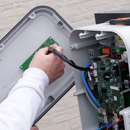 Installation borne de recharge witty share