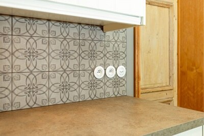 Interrupteurs et prises Serie 1930 blanc rétro dans une cuisine rustique